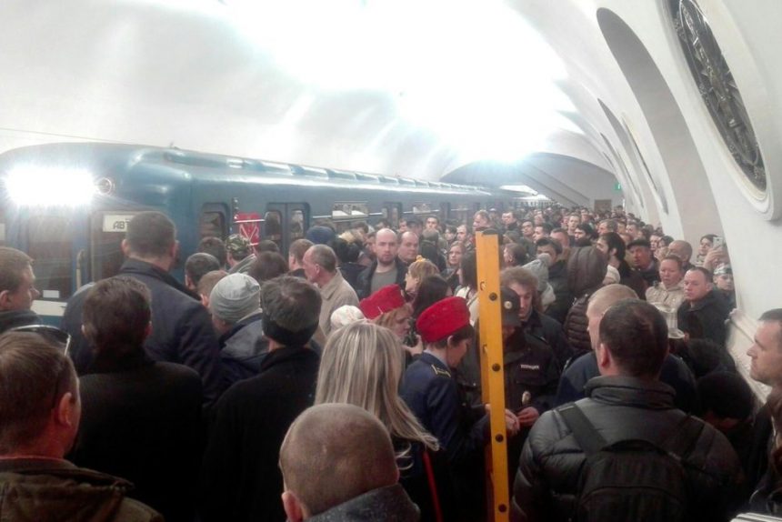 падение человека на рельсы станция метрополитена площадь восстания