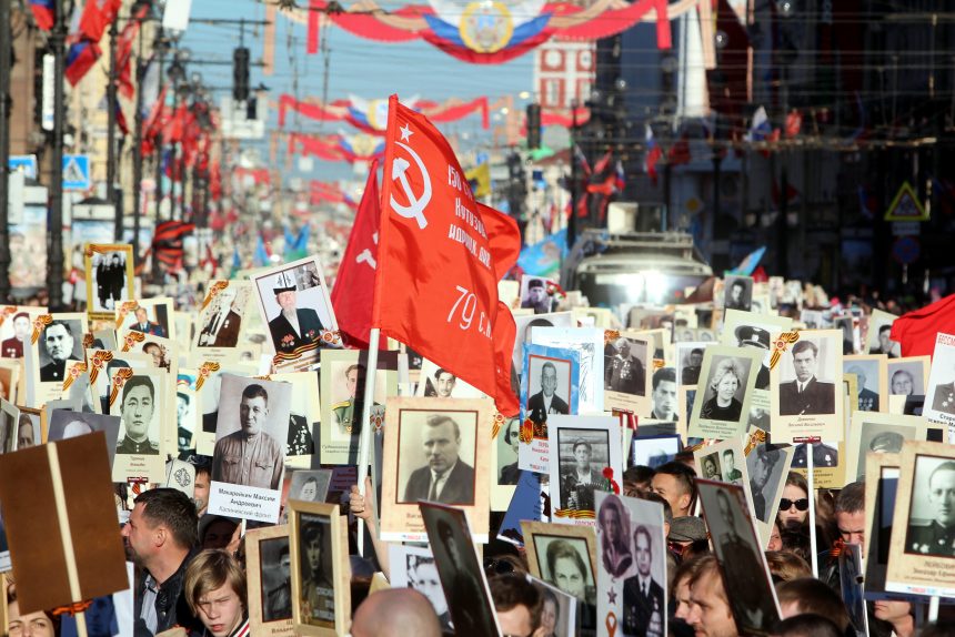 День Победы 2015 шествие Бессмертный полк красное знамя