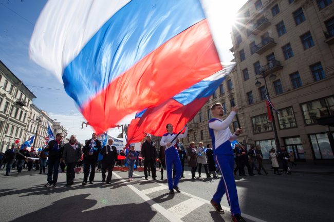 первомайская демонстрация первое мая флаг России
