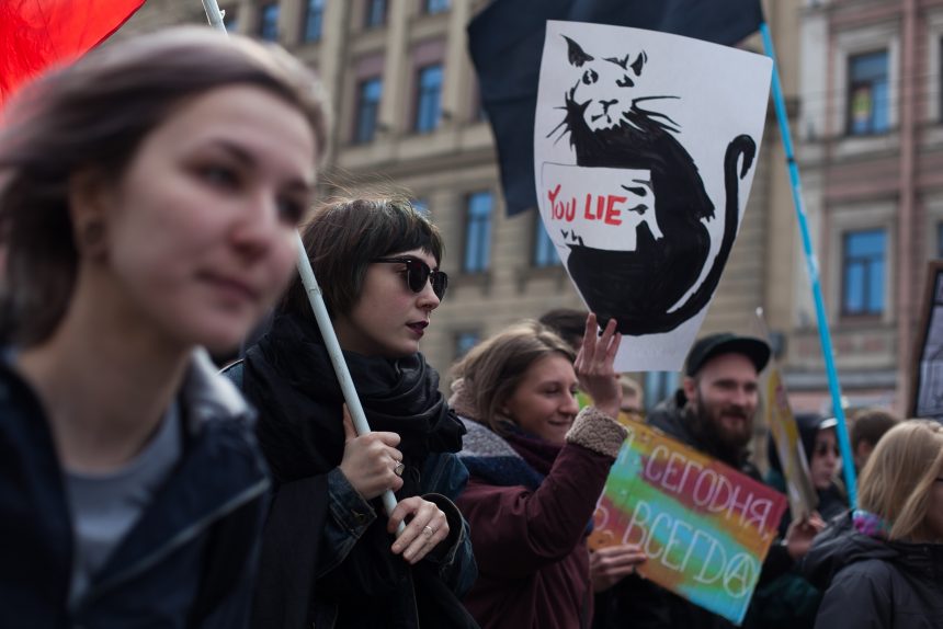 первомайская демонстрация первое мая зоозащитники кот кошка