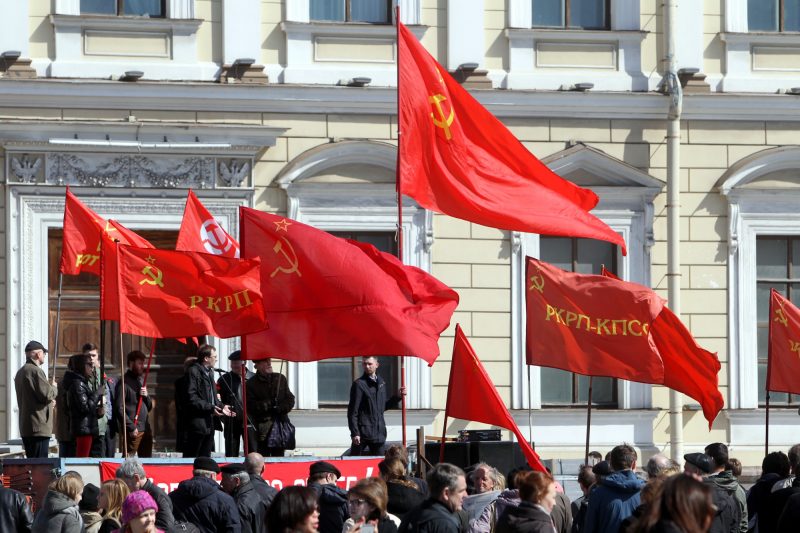 первомайская демонстрация первое мая Исаакиевская площадь красные флаги знамёна