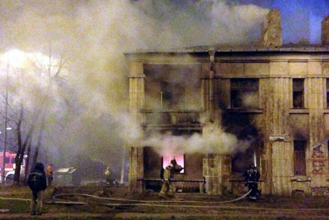 пожар заброшенный расселённый дом рябовское шоссе пожарные мчс