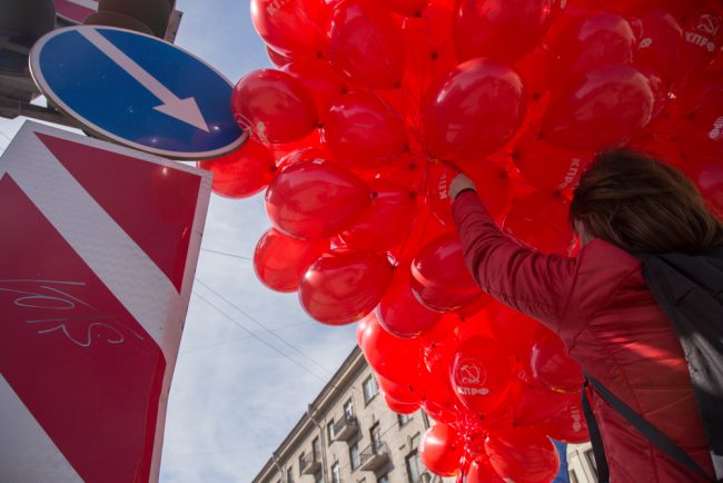 первомайская демонстрация первое мая красные воздушные шары