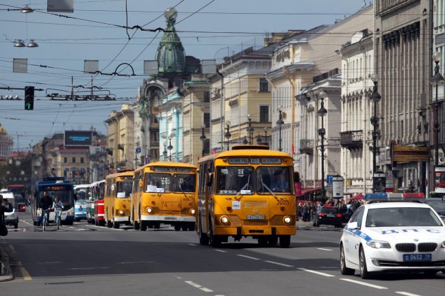 парад ретроавтомобилей Невский проспект транспорт автобусы Лиаз-677