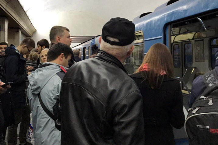 метрополитен сломанный состав вагон станция сенная площадь