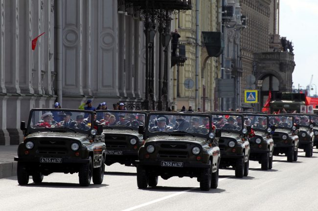День Победы колонна ветеранов уазики ретроавтомобили Дворцовая набережная