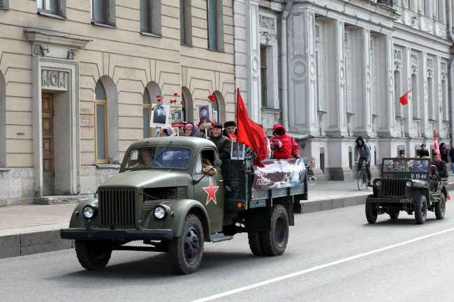 День Победы колонна ветеранов уазики ретроавтомобили Дворцовая набережная
