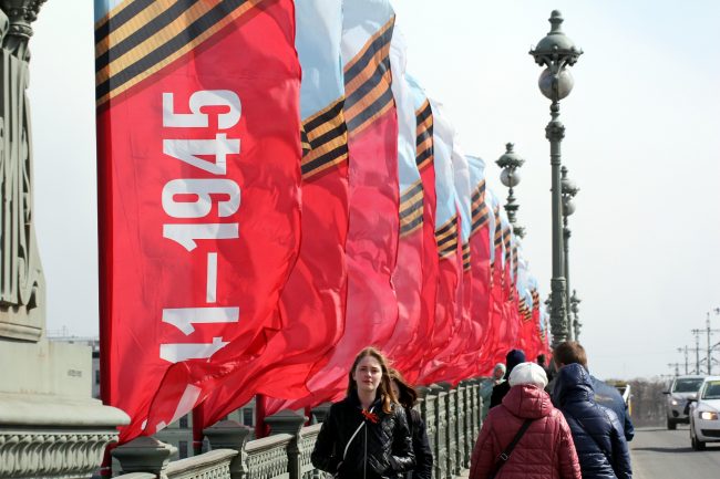 День Победы праздничное оформление красные знамёна флаги Троицкий мост
