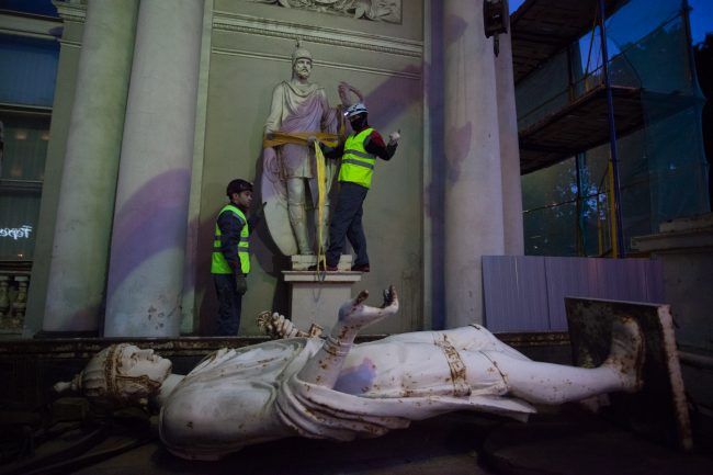 демонтаж реставрация аничков дворец статуи скульптуры