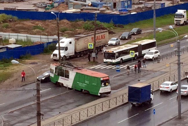 дтп авария трамвай сход с рельсов улица маршала казакова