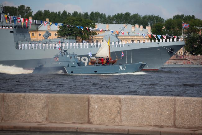 парад день военно-морского флота вмф моряки военные корабли ботик петра первого