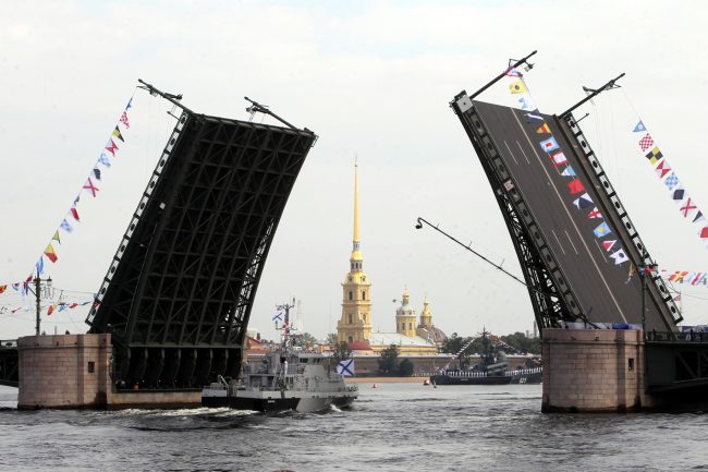 репетиция парада день ВМФ противодиверсионный катер Суворовец разведённый Дворцовый мост