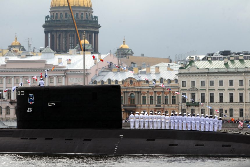 парад день военно-морского флота вмф моряки военные корабли подводная лодка