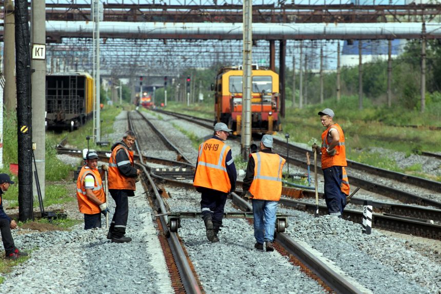 железнодорожная станция купчинская железная дорога рабочие путейцы ремонтный поезд