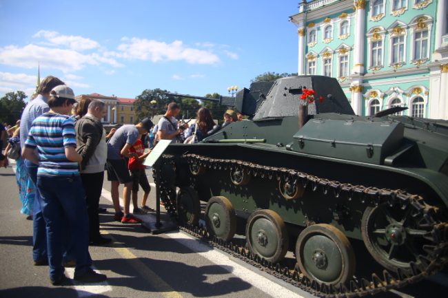 парад военной техники на дворцовой
