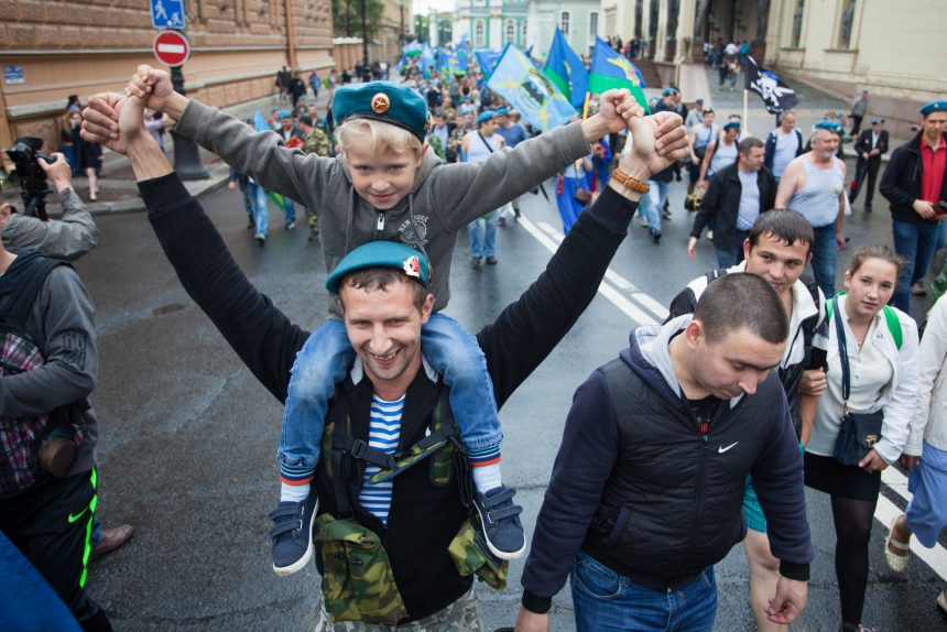 день вдв десантники тельняшки