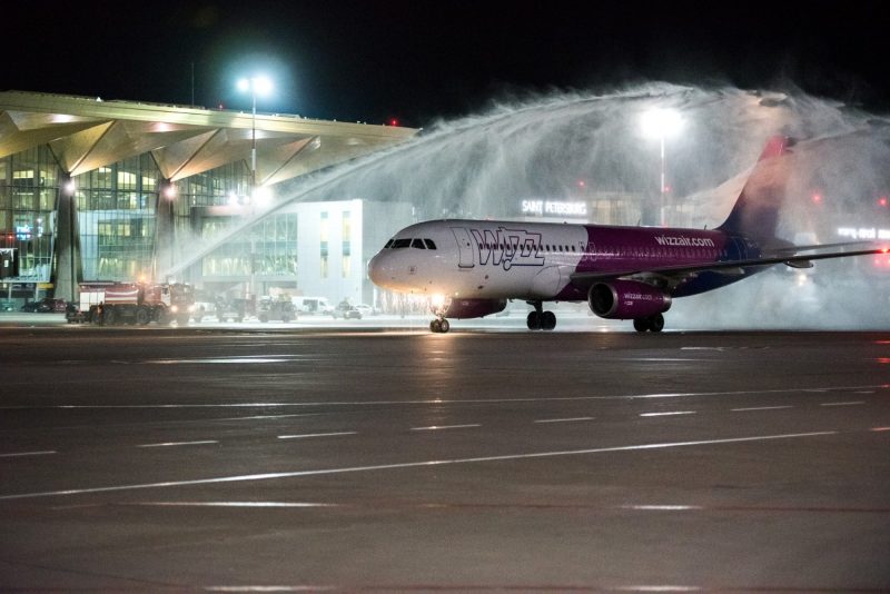 самолет Первый рейс Wizz Air в Пулково по авиационной традиции встретили водяной аркой