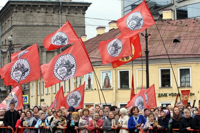 крестный ход перенесение мощей Александра Невского флаги движение Сорок сороков православие религия христианство