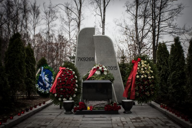 памятник сложенные крылья теракт на синайском полуострове серафимовское кладбище