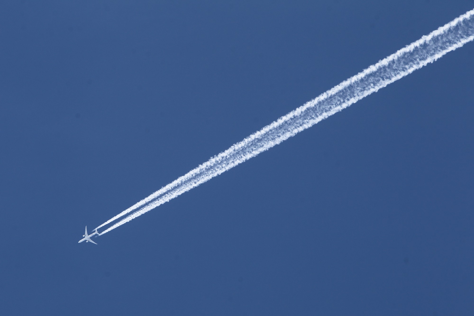 Почему остается след в небе от самолета: научное объяснение
