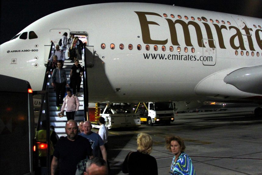 авиалайнер пассажирский самолёт авиакомпания emirates трап аэропорт