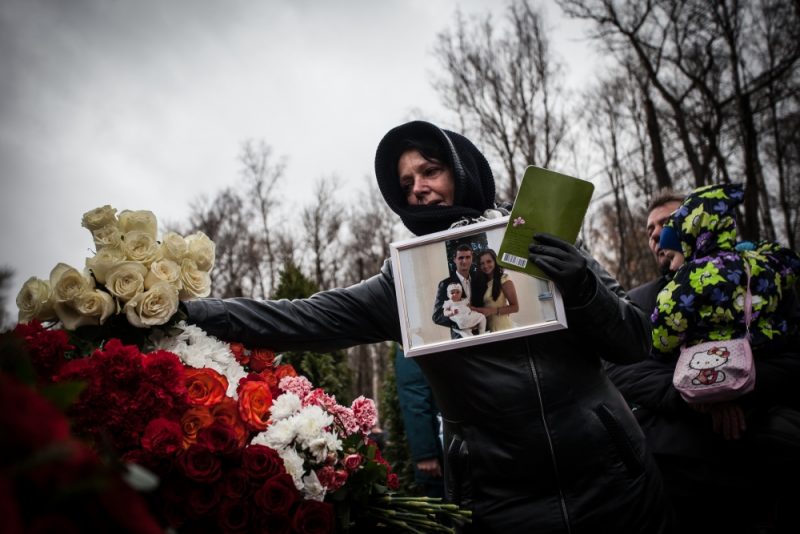 памятник сложенные крылья теракт на синайском полуострове серафимовское кладбище