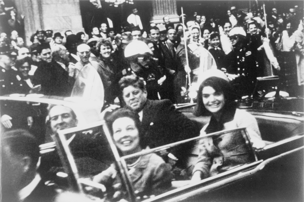 Джон и Жаклин Кеннеди в Далласе за несколько секунд до убийства 1024px-John_F._Kennedy_motorcade,_Dallas_crop
