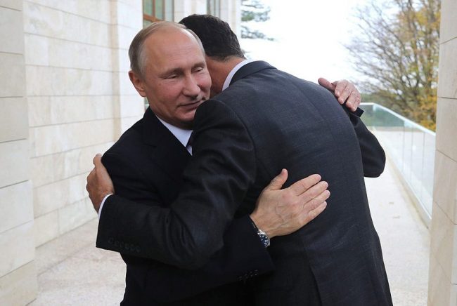 Путин и Асад обнимаются