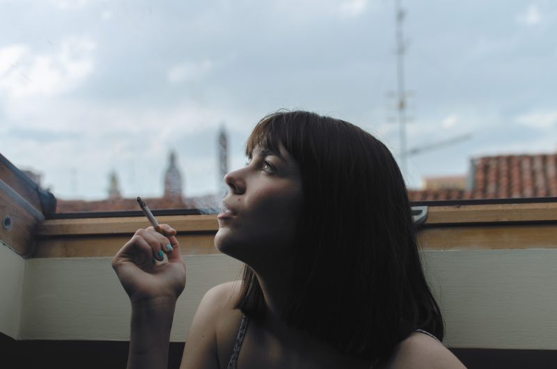 курение сигарета девушка летняя терраса