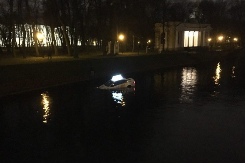 такси плывет