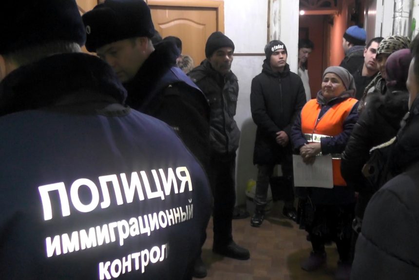 полиция управление по вопросам миграции проверка мигранты гастарбайтеры резиновая квартира