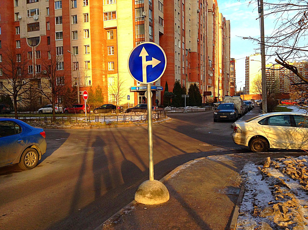 Дорожные знаки петербурга. Движение во дворе. Знаки дорожного движения во дворе. Знак движение во дворе. Знак движение прямо и дворы.