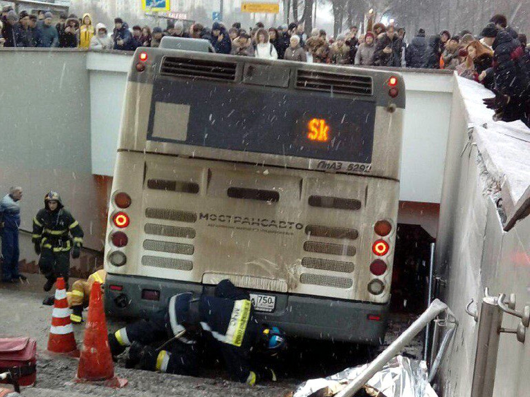 Авария ДТП Москва автобус подземный переход