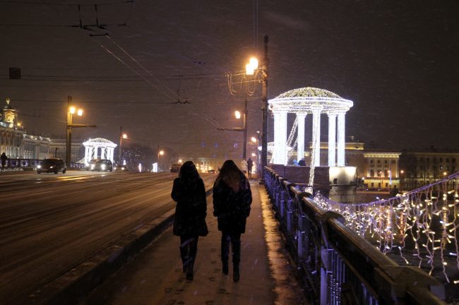новогоднее оформление Дворцовый мост стрелка снегопад