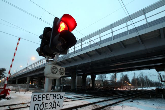 Поклонногорский путепровод строительство железная дорога светофор знак опасность берегись поезда