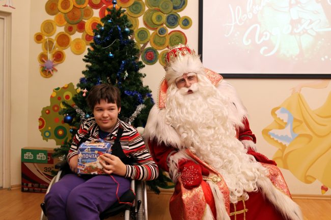 Дед Мороз и ребёнок-инвалид детский хоспис