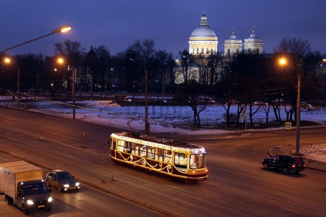 трамвай ЛМ-86М2 новогоднее убранство Новый год проспект Обуховской обороны Александро-Невская лавра