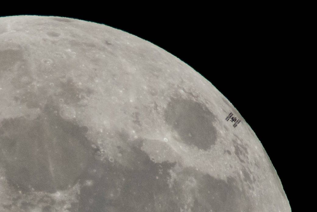 Какие животные облетели луну. Луна на экваторе. МКС на фоне Луны. Картинки которые облетели луну. Луна на экваторе фото.