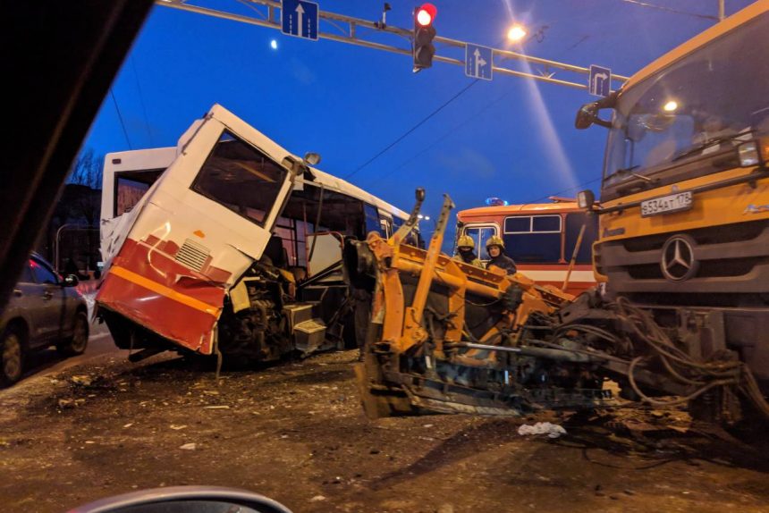 ДТП авария столкновение автобус снегоуборочная машина