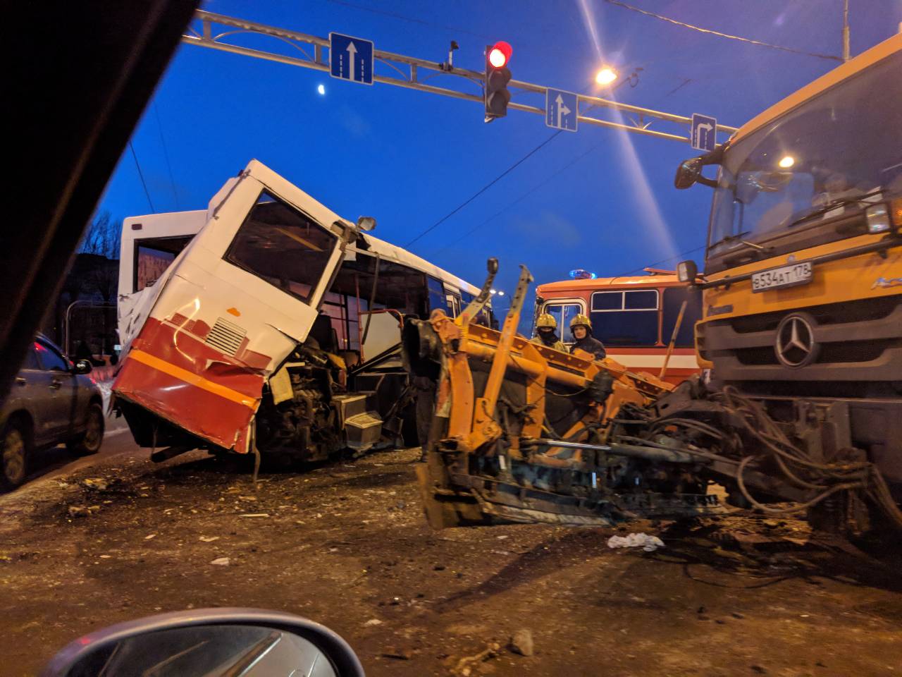 Санкт петербург москва автобус обводного канала. ДТП на Обводном канале сегодня. Грузовик протаранил автобус в Питере. Автобус снегоуборщик. Авария сегодня самосвалы СПБ.