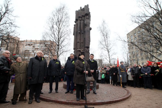 памятник мужеству ленинградцев площадь Мужества