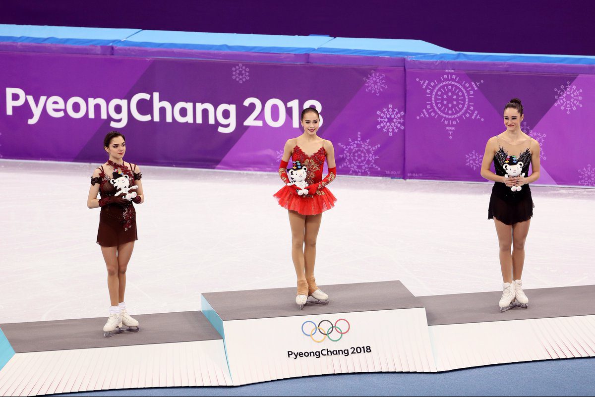 Медведева, Загитова, Осмонд на олимпийском пьедестале DWsisNvU8AIGUok