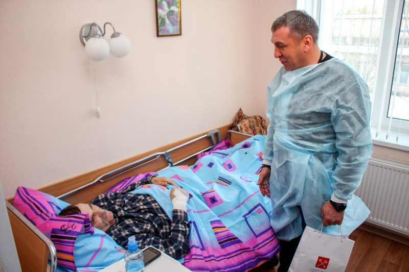 Игорь Албин навещает в больнице водителя автобуса Александра Игнатьева