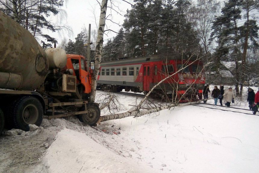 дтп авария упавшее дерево железнодорожные пути электричка