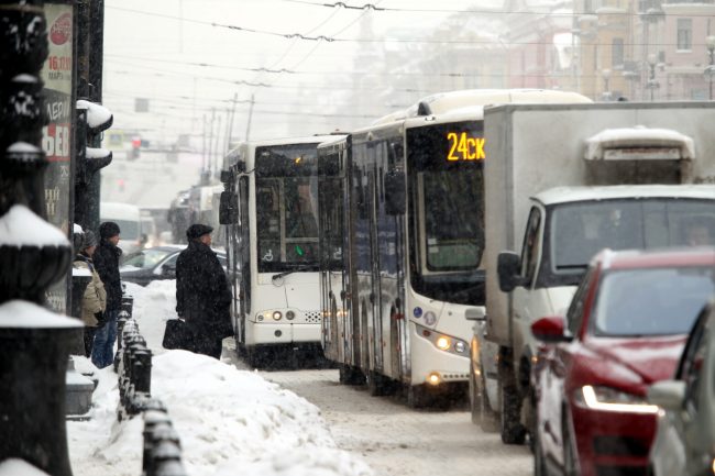снегопад пробка автомобили автобусы троллейбусы Невский проспект