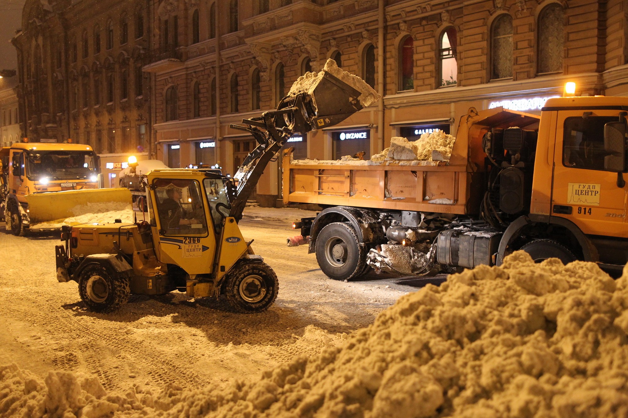 Уборка снега в спб. Петербург вывоз снега. Уборка снега Санкт-ТПЕТЕРБУРГ. Уборка снега в СПБ компании.