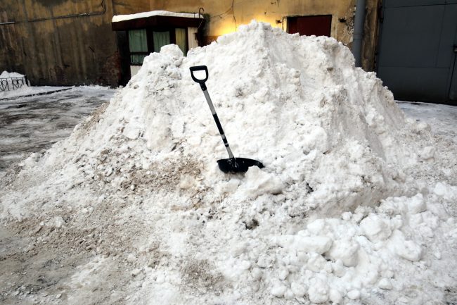 уборка снега сугроб лопата