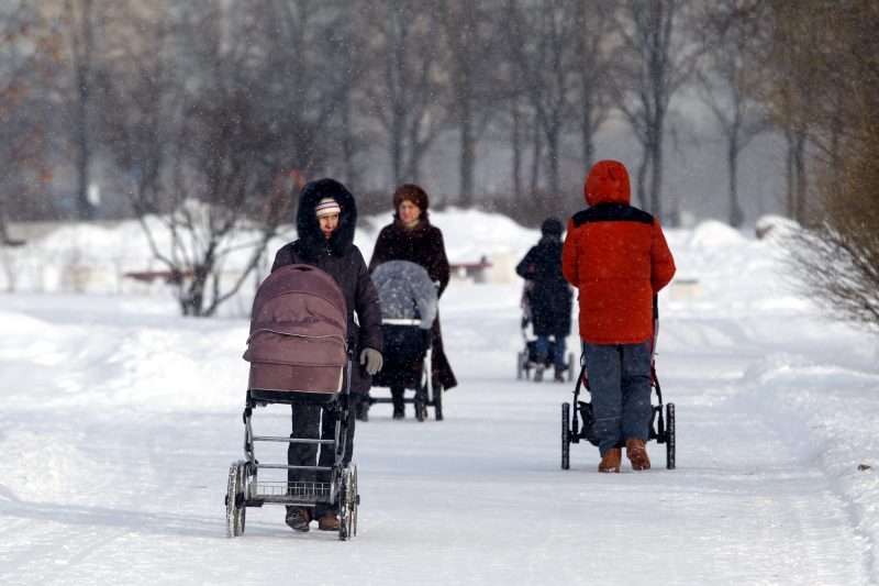 парк интернационалистов новостройки зима снегопад мама с коляской дети