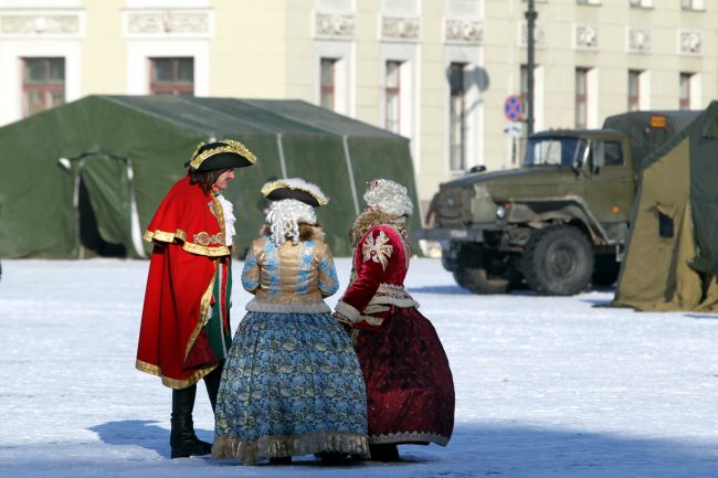 Дворцовая площадь выставка военной техники 23 февраля костюмированные персонажи император Пётр Первый императрица Елизавета