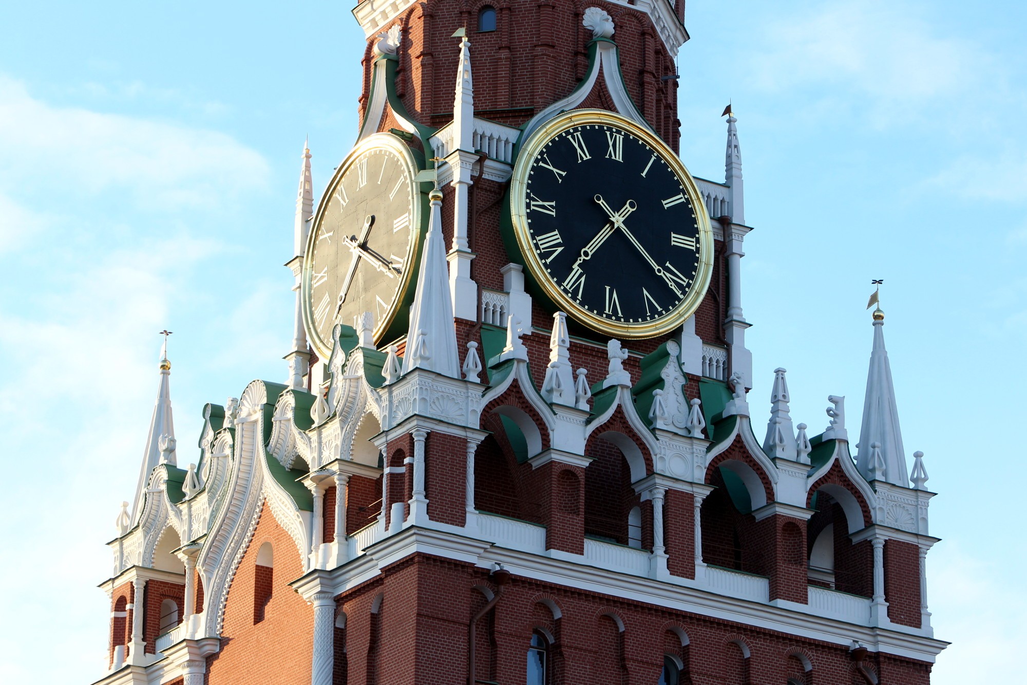 Москва часы башня. Башенные часы Московского Кремля 15 век. Башня с часами Русь. Первые башенные часы Московского Кремля. Башня с часами в Новгороде.